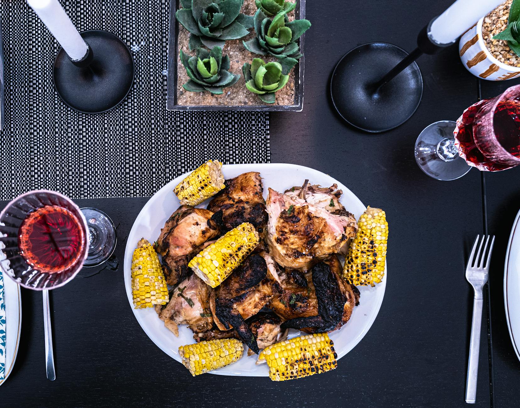 Sommer im Glas: Die besten Weine für laue Grillabende Brunch, Essen, Präsentation des Essens, Teller, Schwein
